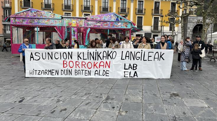 Asuncion klinikako langileak hitzarmen duin baten alde triangulo plazan elkarretaratu dira