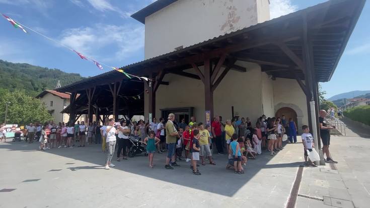 Ikaztegietan txupinazoarekin batera, buruhandi eta tzakolin dastaketa izan dute festei hasiera emateko