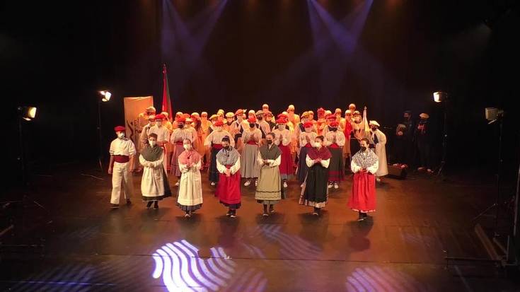 Bukalai dantza taldearen emanaldia